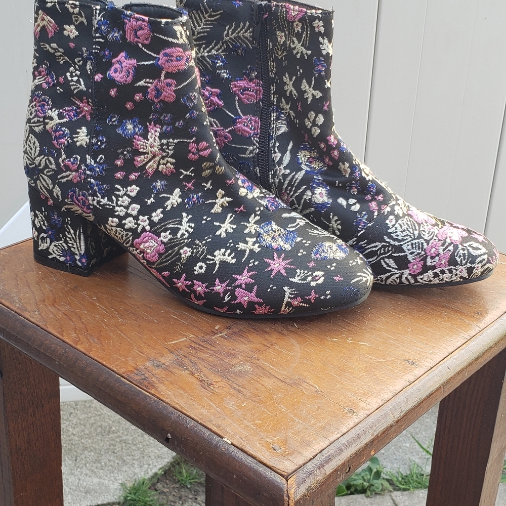 Lily Morgan zip up embroidered ankle  boots